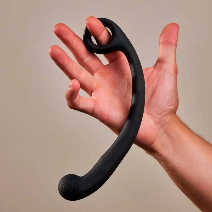 Main tenant SVibe AXI noir - démonstration taille compacte - design ergonomique adaptatif - spirale snail motion visible sur tip - contrôle facile