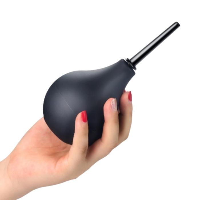 Douche anale compacte noire tenue en main