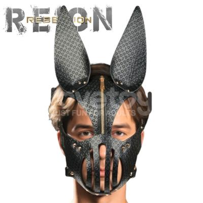 Masque bunny BDSM full-face noir avec museau à fentes