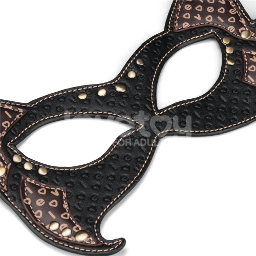 Détail des oreilles pointues du masque BDSM en cuir