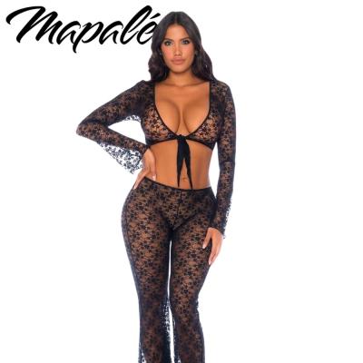 Ensemble noir en dentelle florale Mapalé avec haut noué et pantalon évasé vue de face