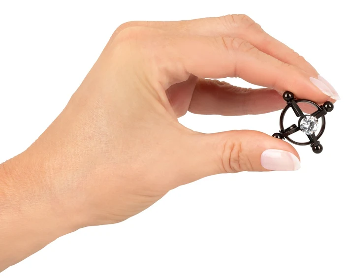 Pinces portées, démonstration du look piercing