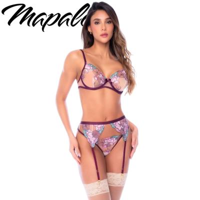 Ensemble lingerie framboise Mapalé avec soutien-gorge brodé, porte-jarretelles et string