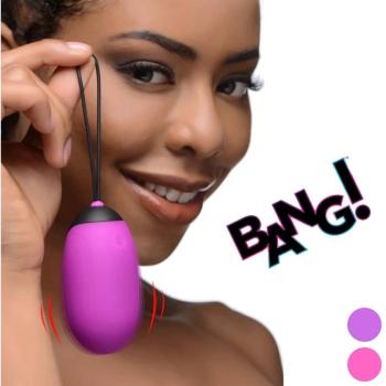 Femme tenant le BANG! XL Vibrating Egg mauve avec sourire